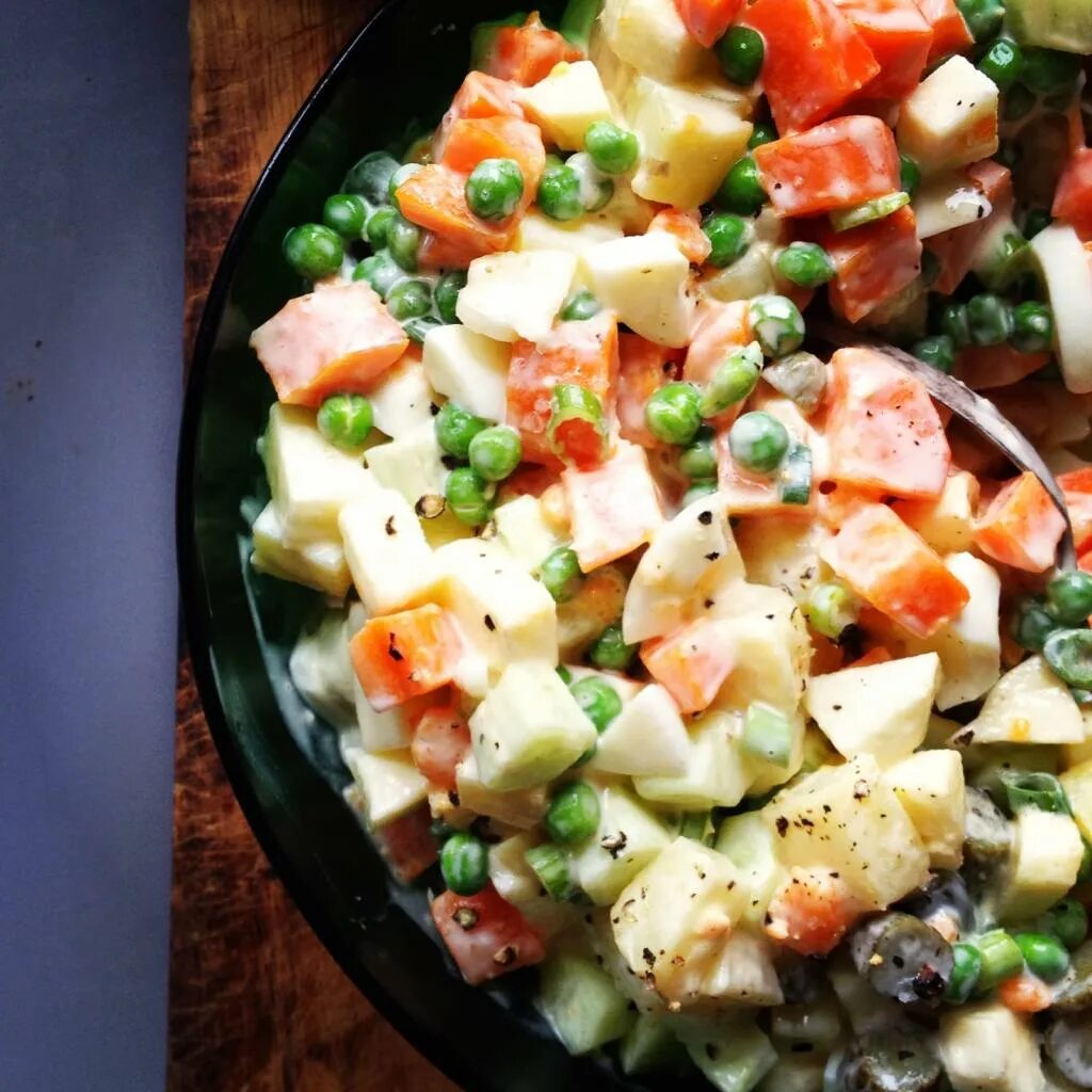 Салат. Салаты в ресторанах. Летний овощной салат. Зимний овощной салат. Свежие салаты зимой рецепты.