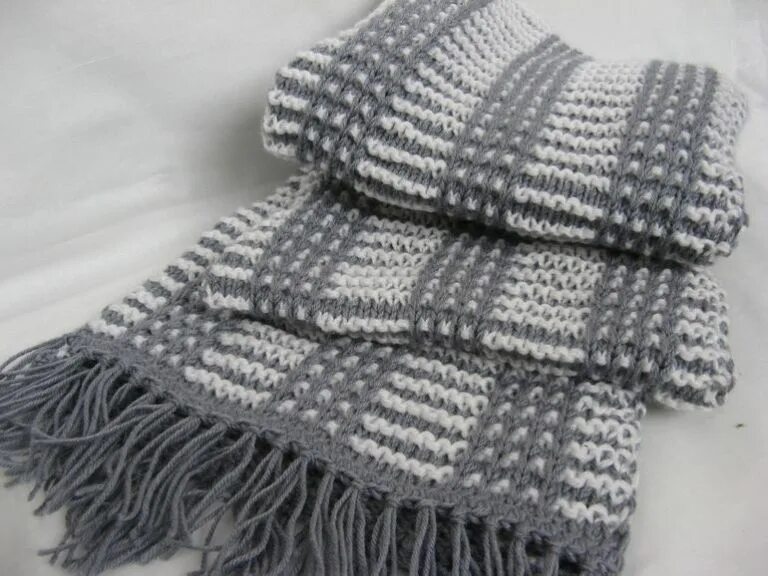 Шарф мужской двухцветный. Как связать шарф двух. Шарф вязаный двухцветный. Шарф вязаный двухцветный. Шарфы двухцветные вязаные спицами.