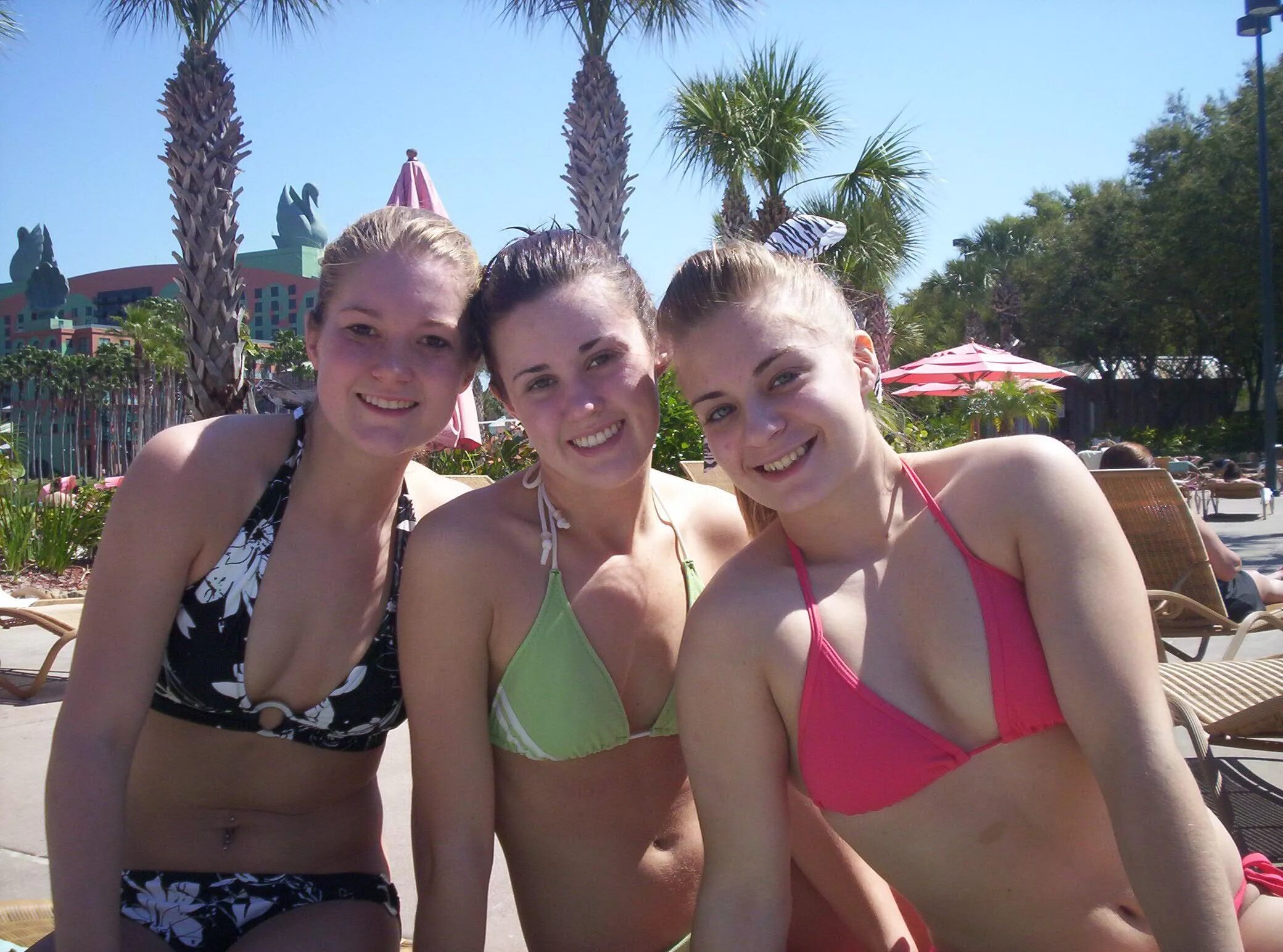 School bikini. School bikini. герлз пляж 15 bait. Teen bikini в школе. девушки на автомойке в купальниках.