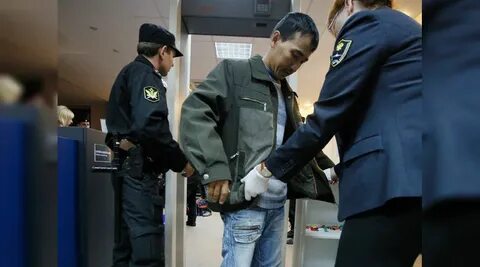 В аэропорту домодедово мигрантов ведут на депортацию