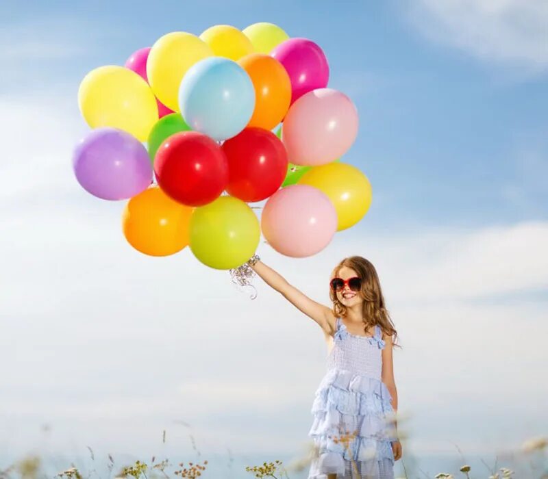 Доброе утро шарами. Дети с воздушными шарами. Счастливые дети с воздушными шарами. Счастливая девушка с шарами. Девушка с разноцветными шариками.