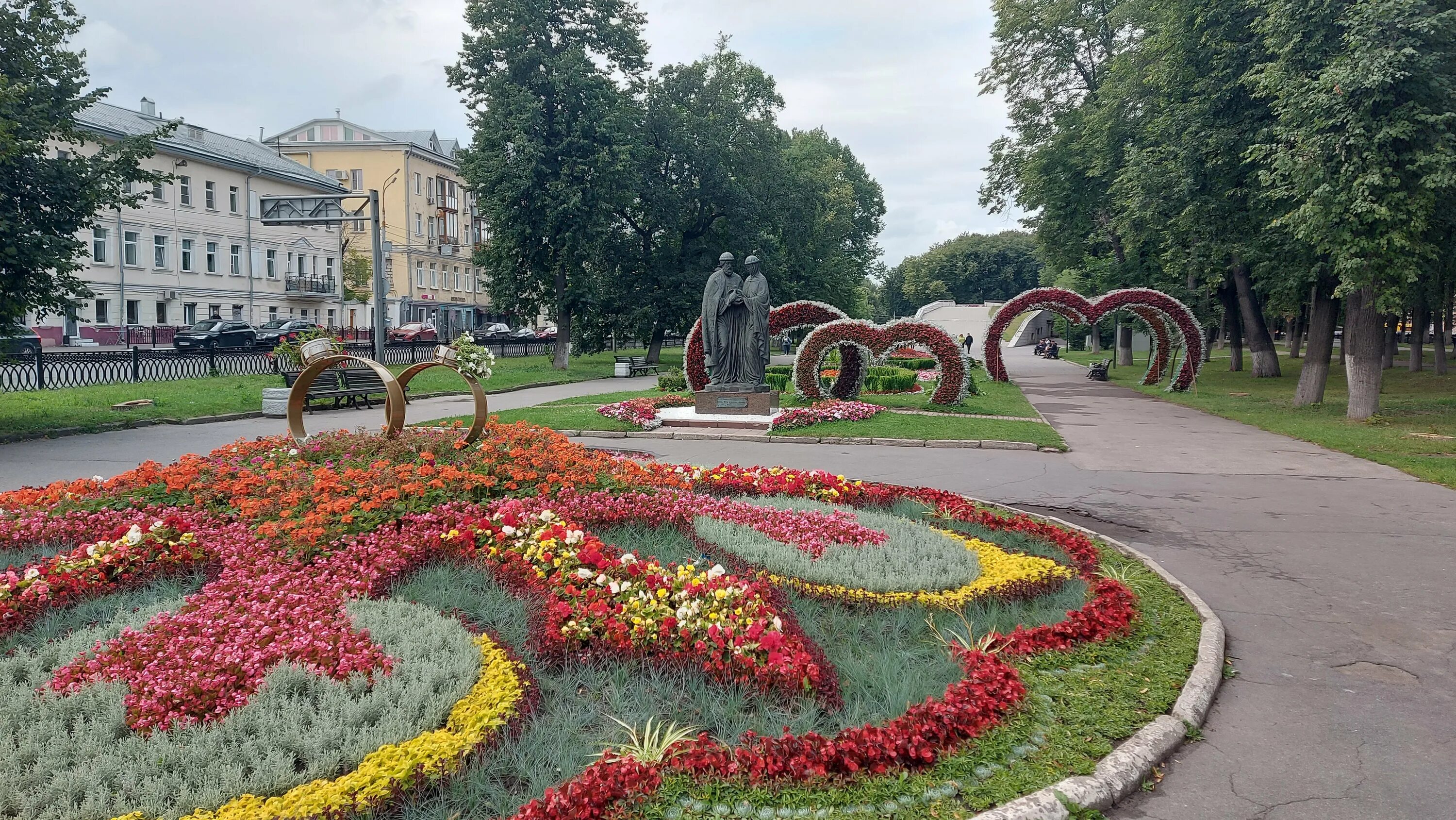 Скамейки и урны на Первомайском бульваре фото - Ярославль - Фотографии и путешес