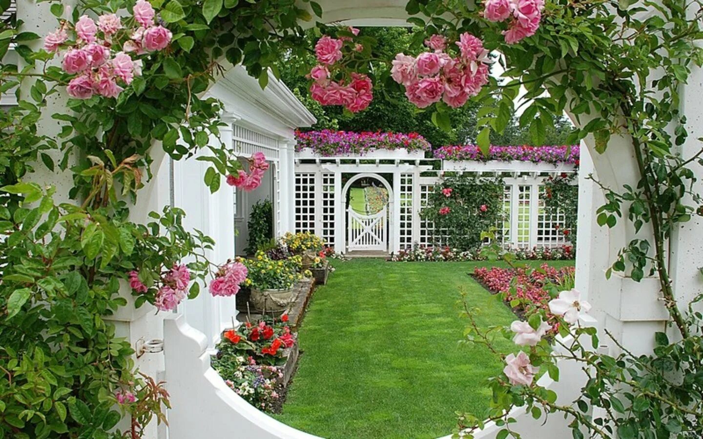 Дом с цветами розовый. Плетистые гортензии патио. Сады Бутчартов розарий. Пергола увитая цветами.