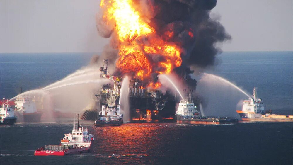 Какая самая крупная катастрофа. Deepwater Horizon 2010. Взрыв нефтяной платформы в мексиканском заливе. Deepwater Horizon разлив нефти. Deepwater Horizon катастрофа.