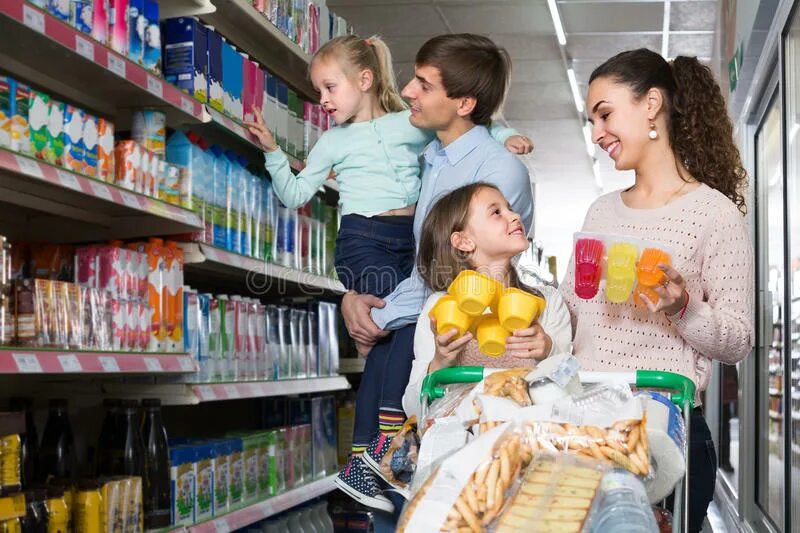 Крупные покупки в семье. Семейное фото в супермаркете. Family in supermarket Wallpaper.