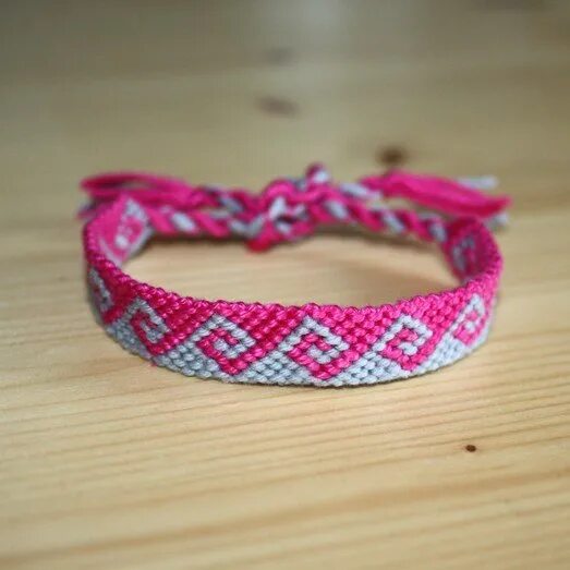 Фенечки розовые. Фенечка шотландка. Фенечки розовые. Фенечки черные. Фенечка косым плетением ромбами.