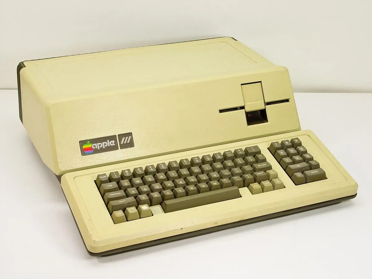 New apple 3. Apple 3 компьютер. Компьютер эпл 1980. IBM Computer 1980. Apple 3 компьютер 1980.