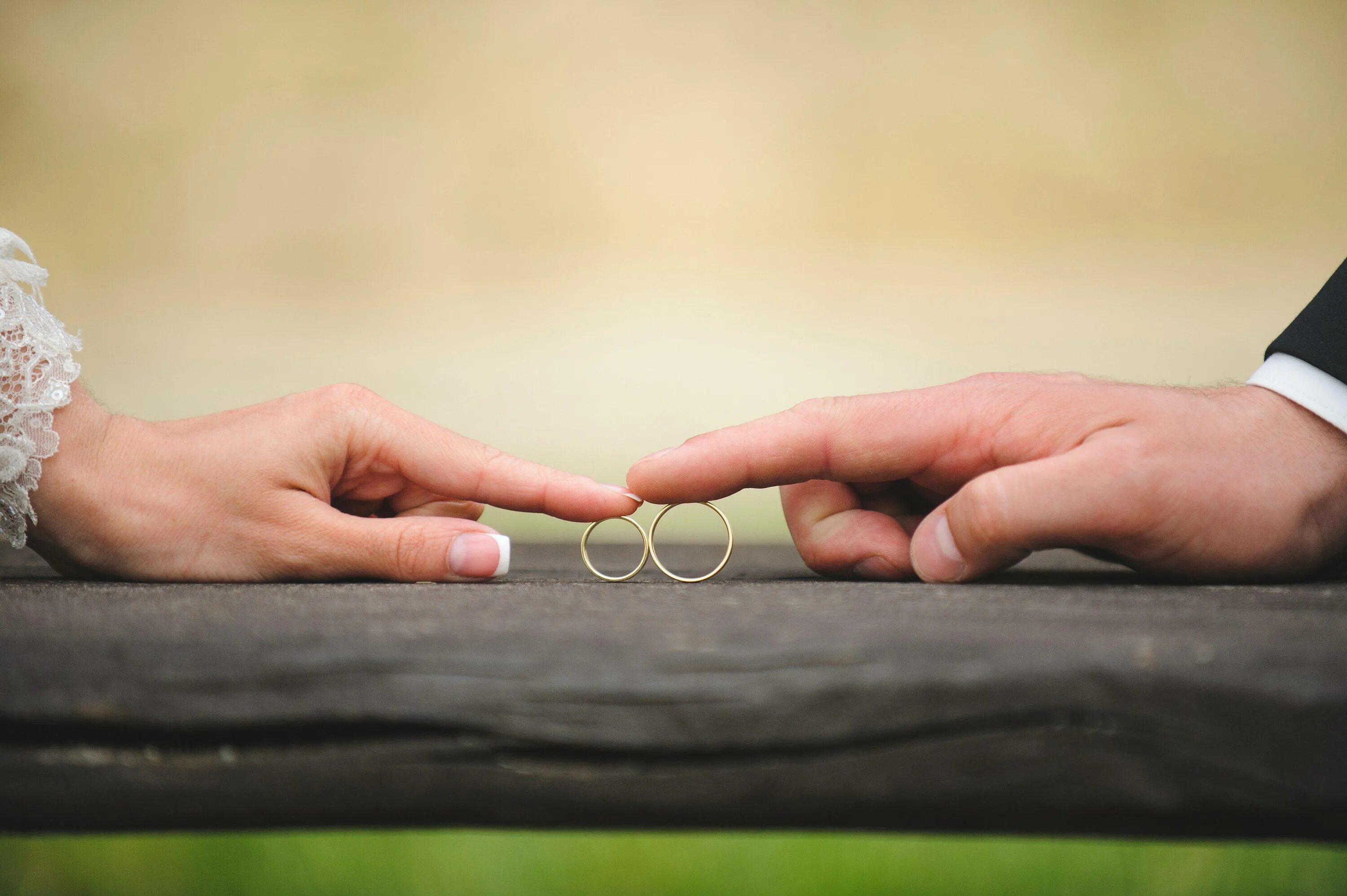 Poor girl ate wedding ring на русском. Кольца жениха и невесты. Обручальные кольца жених и невеста. Свадьба руки с кольцами. Обручальные кольца картинки.