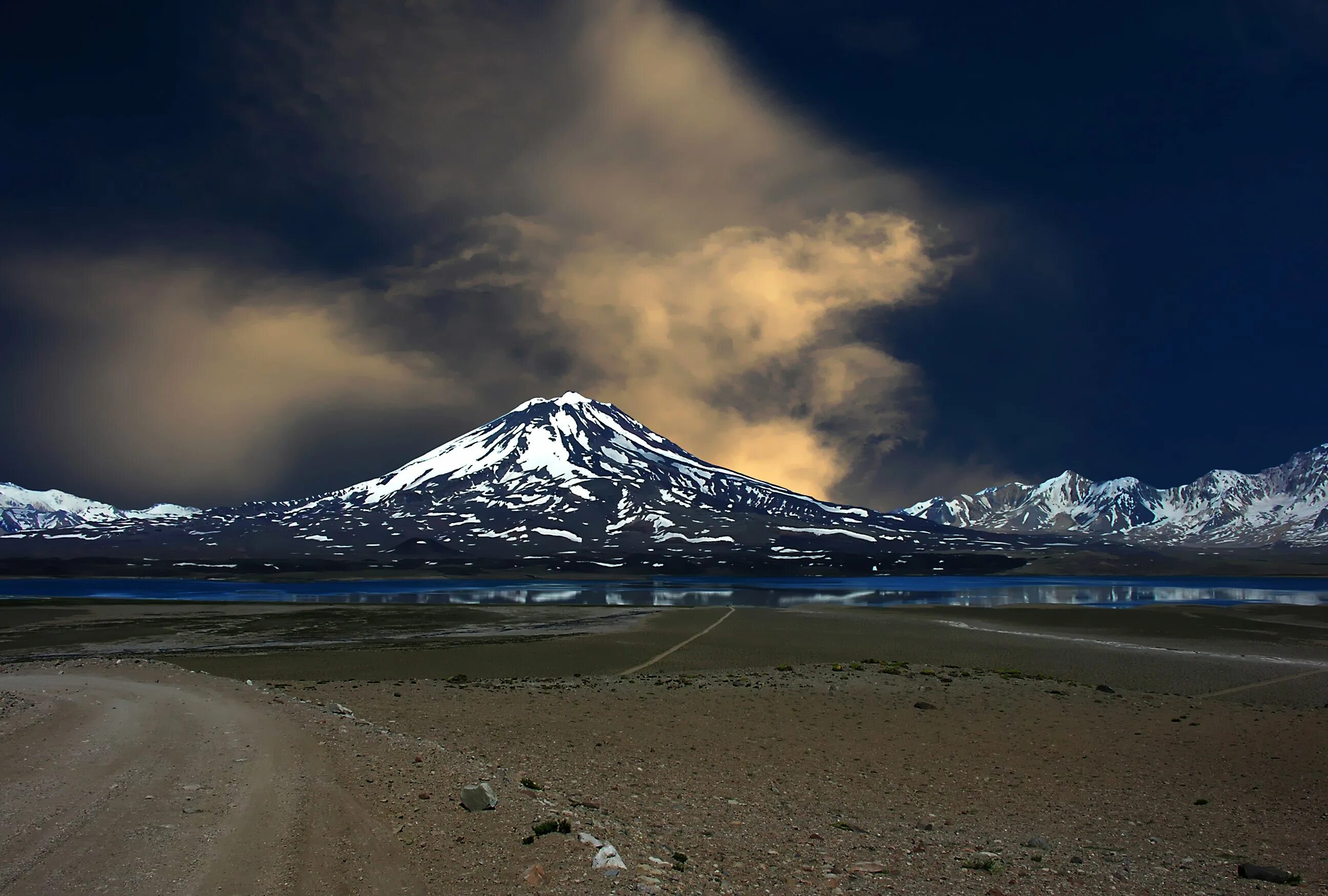 Чили гора охос дель саладо. Охос дель саладо. Охос-дель-саладо озеро. Чили гора охос дель саладо. Охос дель саладо.