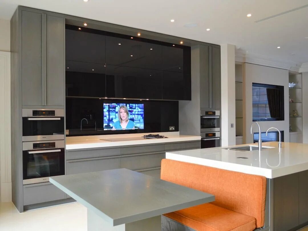 Включи телевизор на кухне. Телевизор встроенный в кухню. Встроенный телевизор в кухонный. Телевизор на кухне. Подвесной телевизор на кухню.
