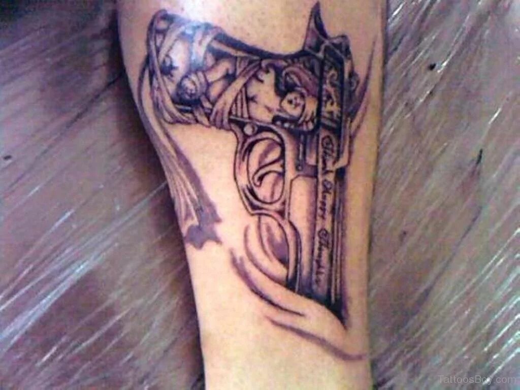 Tattoo guns. Тату подвязка с пистолетом. Тату револьвер. Tattoo guns. Револьвер в руке.