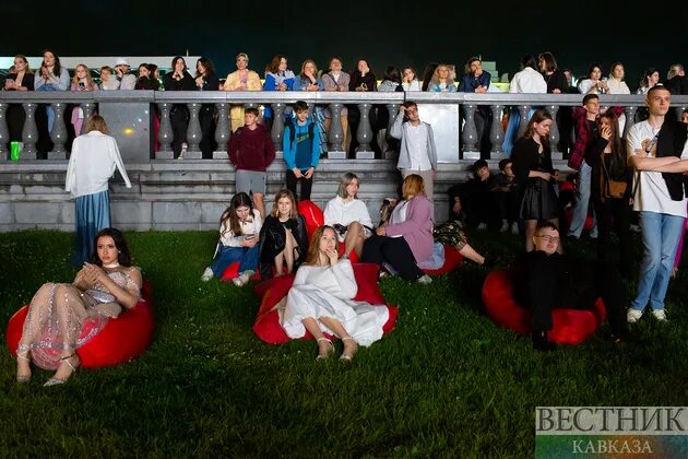 Выпускной в парке Горького 2023. Московский выпускной 2023 парк Горького. Фотосессия выпускников. Фотосессия на выпускной.