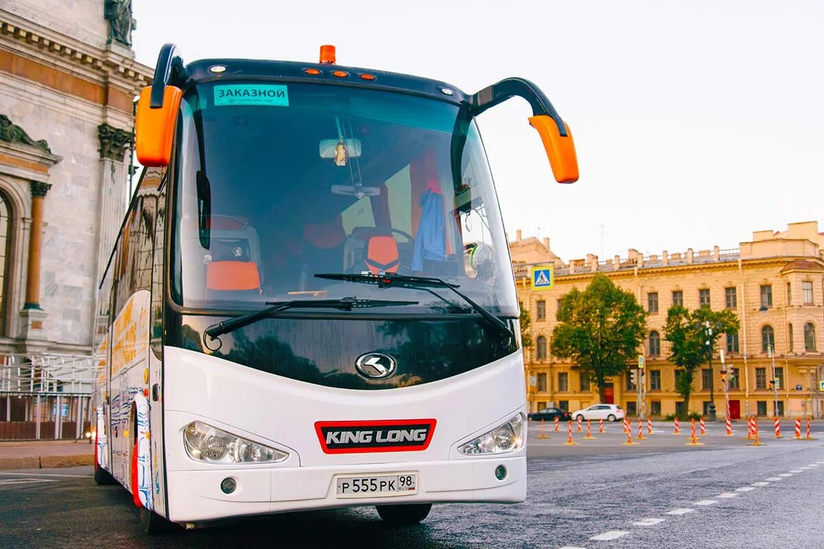 экскурсовод туристического автобуса. туристы на экскурсии. автобус турист. экскурсия на автобусе. экскурсия на автобусе.