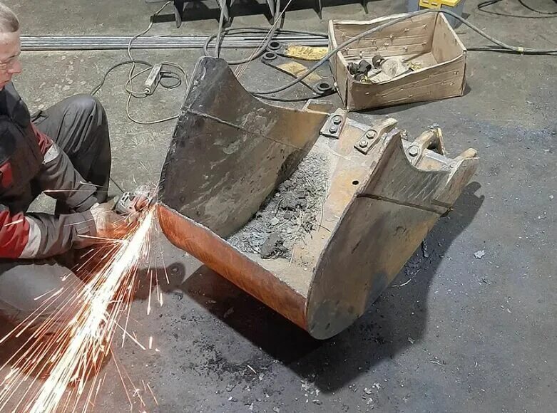 Наплавка ковша. Наплавка ковша. Футеровка ковша экскаватора. Наплавка ковша. Сварка ковша экскаватора.