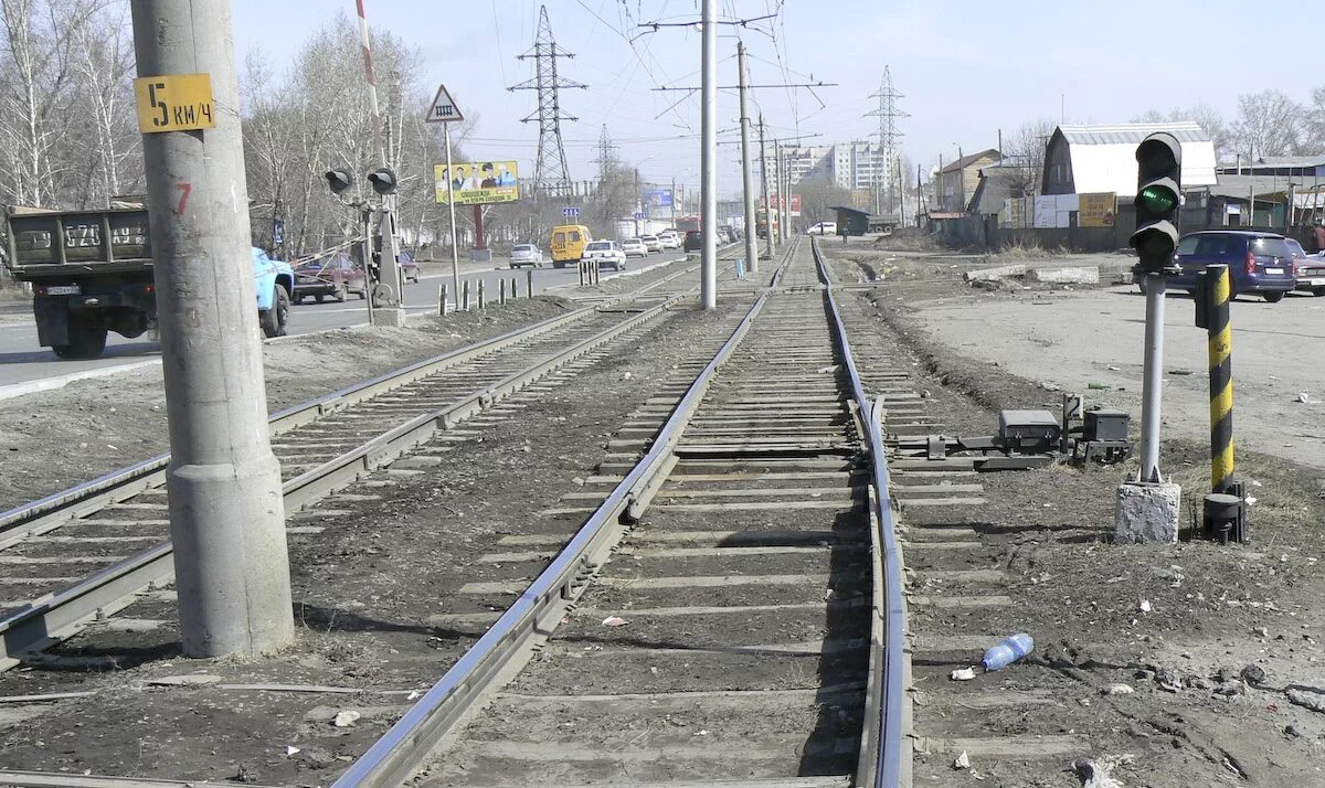 Трамвайно железнодорожный переезд. Пересечение железнодорожных путей. Глухое пересечение жд путей. Пересечение железнодорожных путей. Пересечение трамвайных и железнодорожных путей.