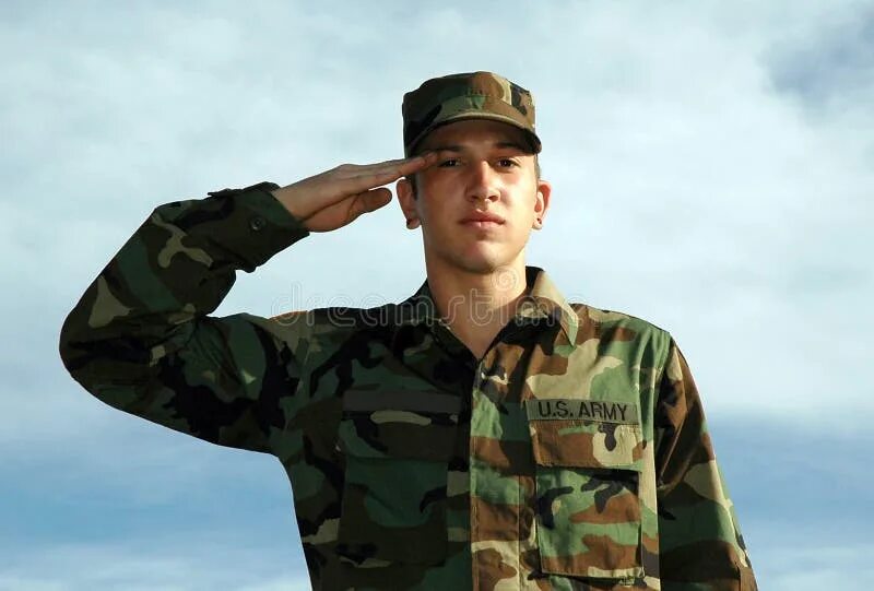 Держаться войск. Солдат отдает честь. Мужчина в военной форме. Отдать честь. Военный отдает честь.