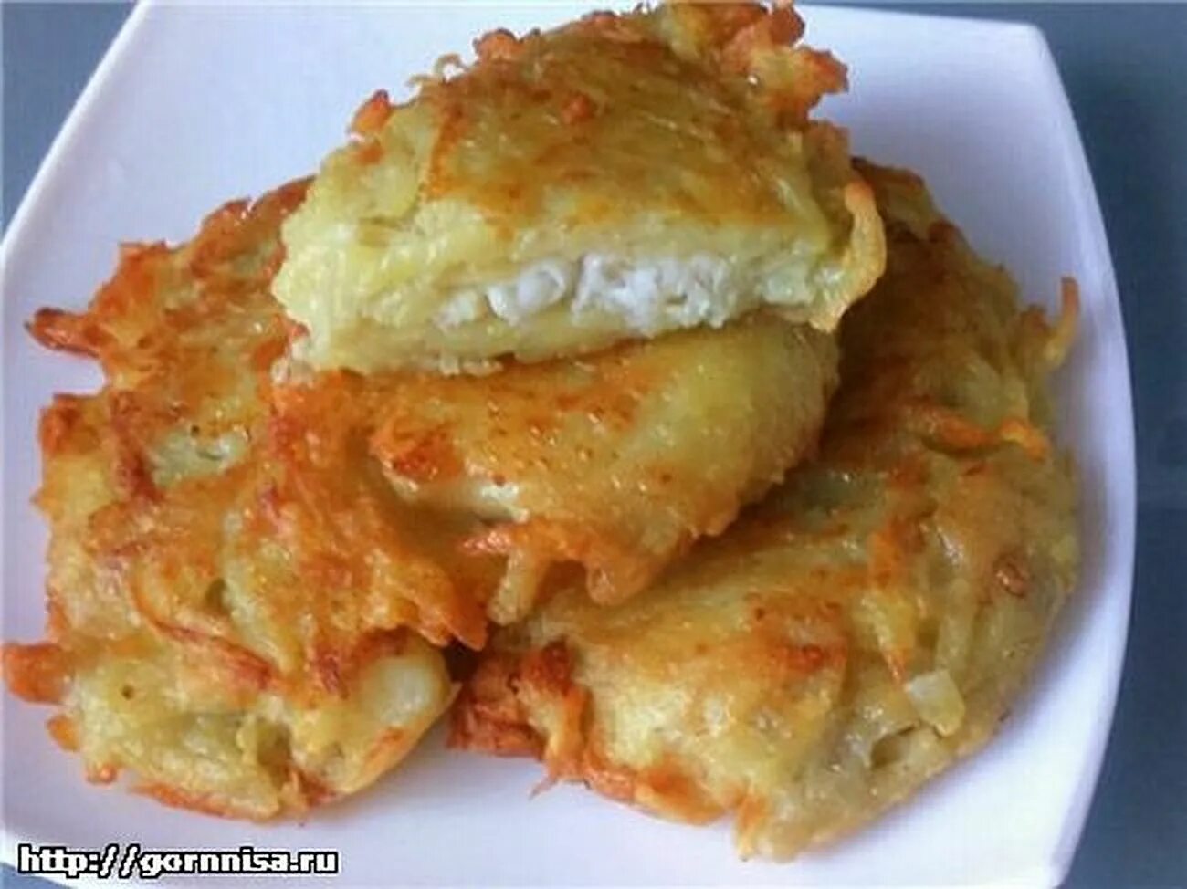 Филе рыбы с картофелем. Рыба в кляре с картошкой. картофель с рыбой. рыба в картофельном кляре рецепт. филе рыбы в кляре с картофельным пюре фото.