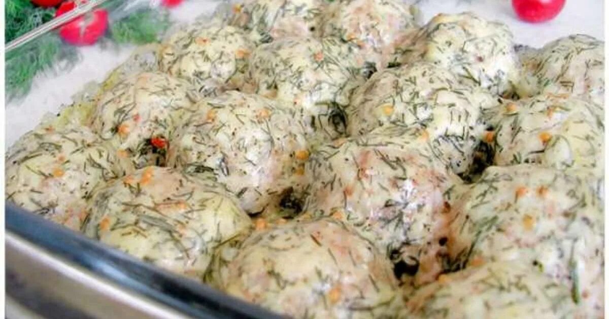 Сколько в духовке куриные тефтели. Тефтели из куриного фарша с подливкой. тефтели в сметанном соусе с огурцами. тефтели из мяса сырые. мясные шарики из говяжьего фарша под сливочным соусом.