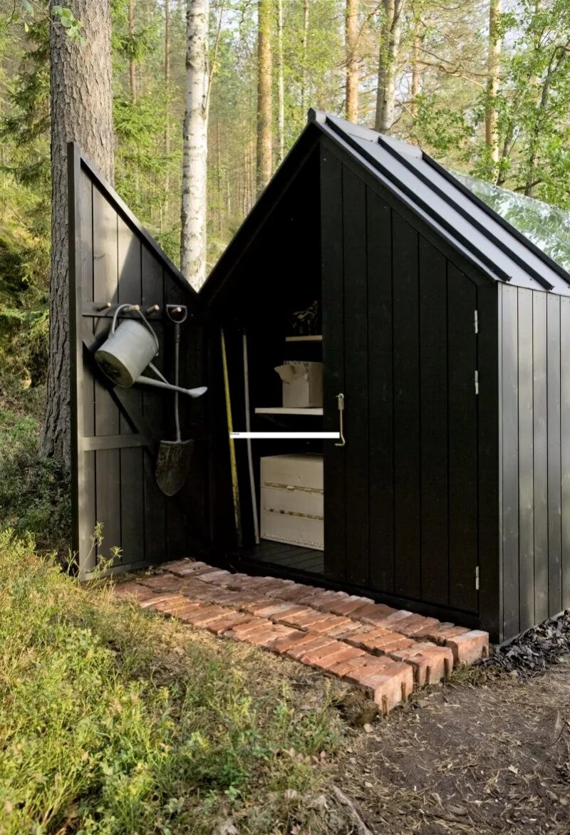 Скандинавский дом барнхаус. Садовый домик shed garden. Черный садовый дом. Тини хаус экстерьер. Черный загородный дом.