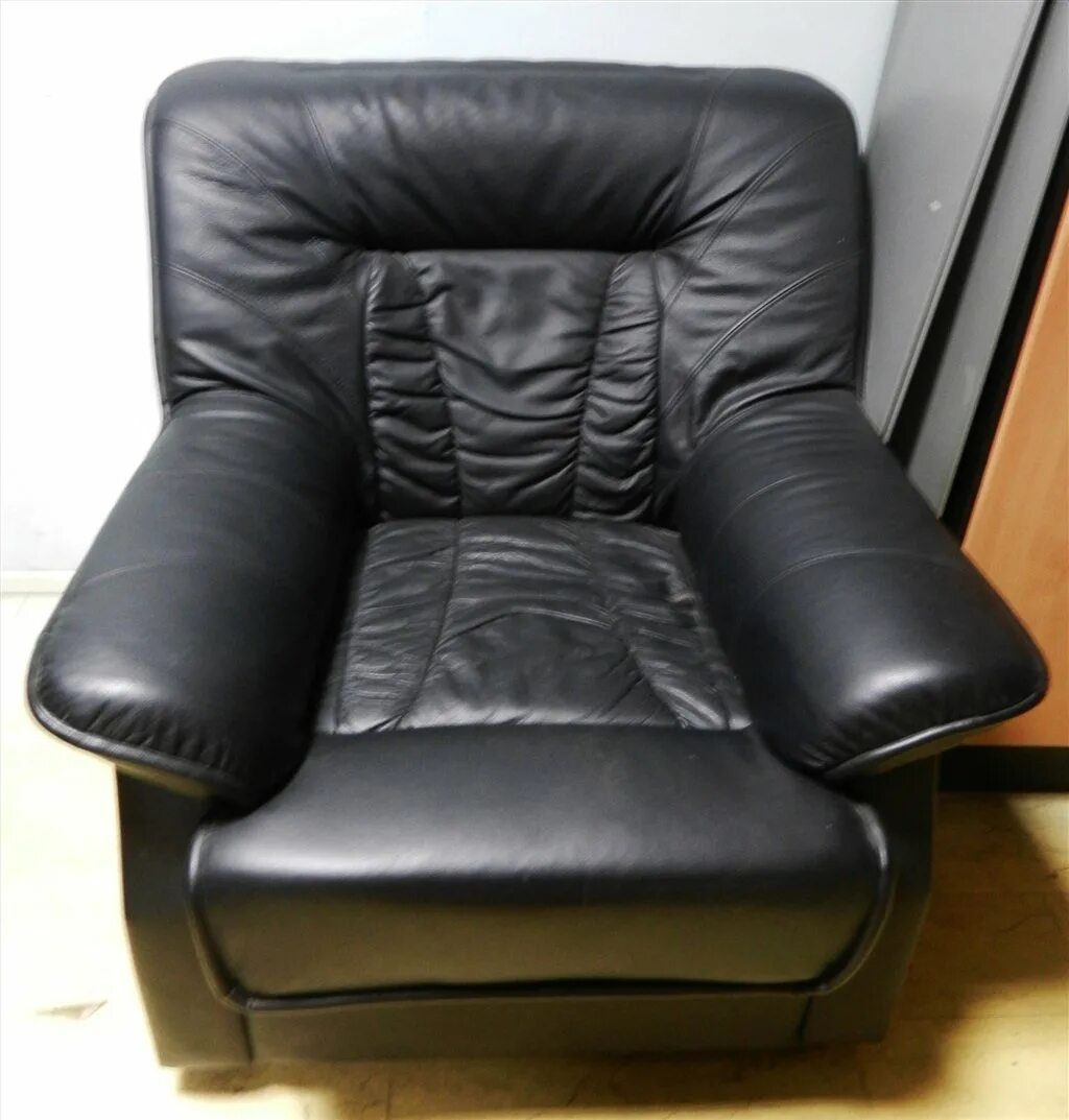 Кресло бу купить спб. Кожаное кресло кровать. Комплект кожаной мебели. Офисное кресло кровать кожаное. Кресло компьютерное диван кожаное.