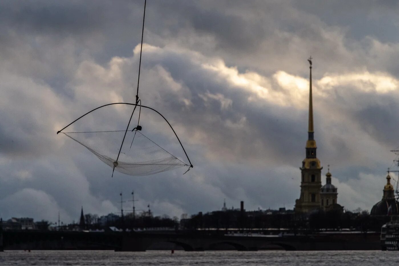 Корюшка санкт петербург стрелка заячьего. Корюшка на арсенальной набережной. ловля корюшки на паук в спб. ловля корюшки на арсенальной набережной. лов корюшки в санкт петербурге.