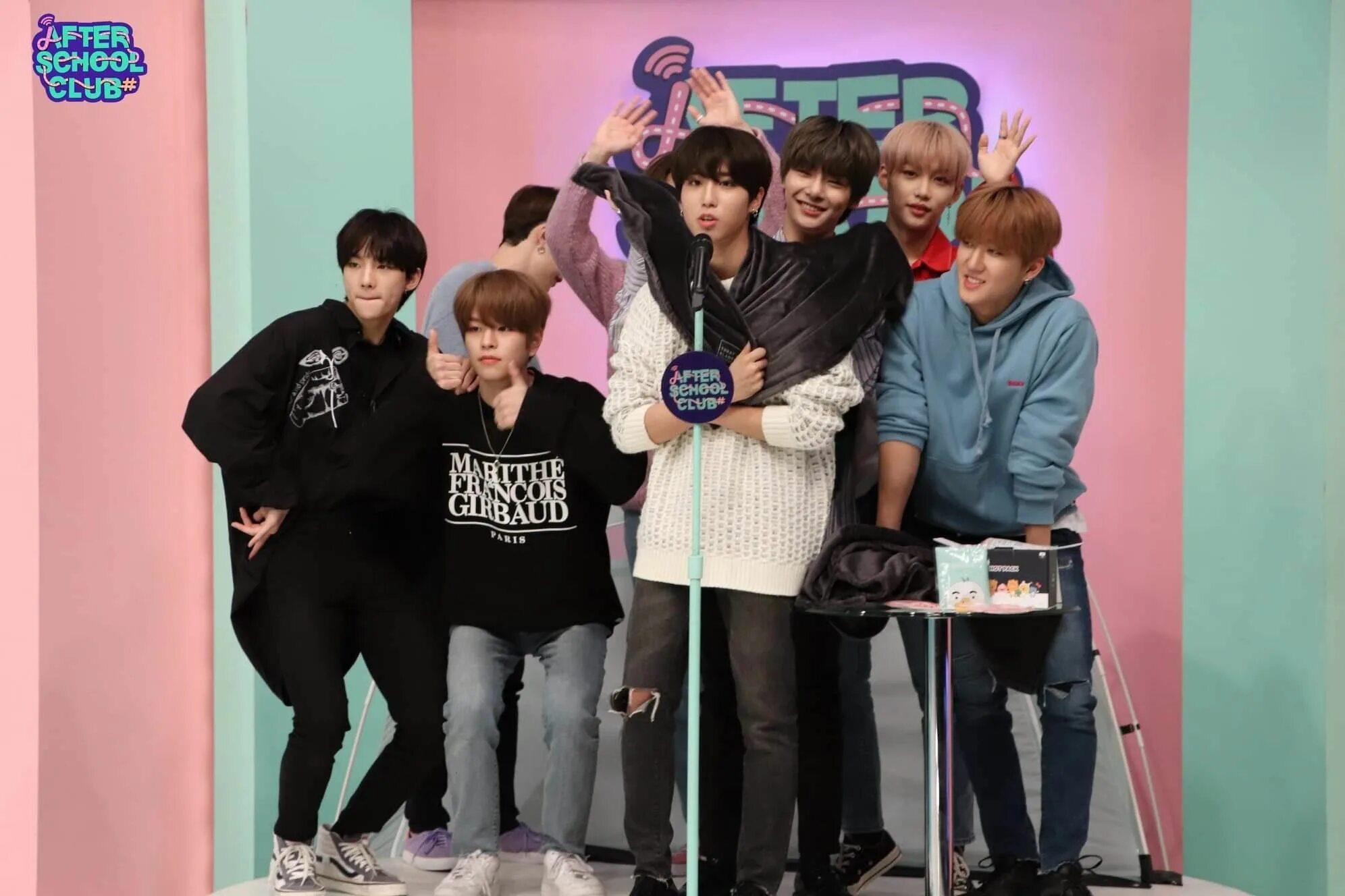 Клуб после школы. After School Club Stray Kids. Stray Kids школа. Общежитие Stray Kids. Шоу after School Club.