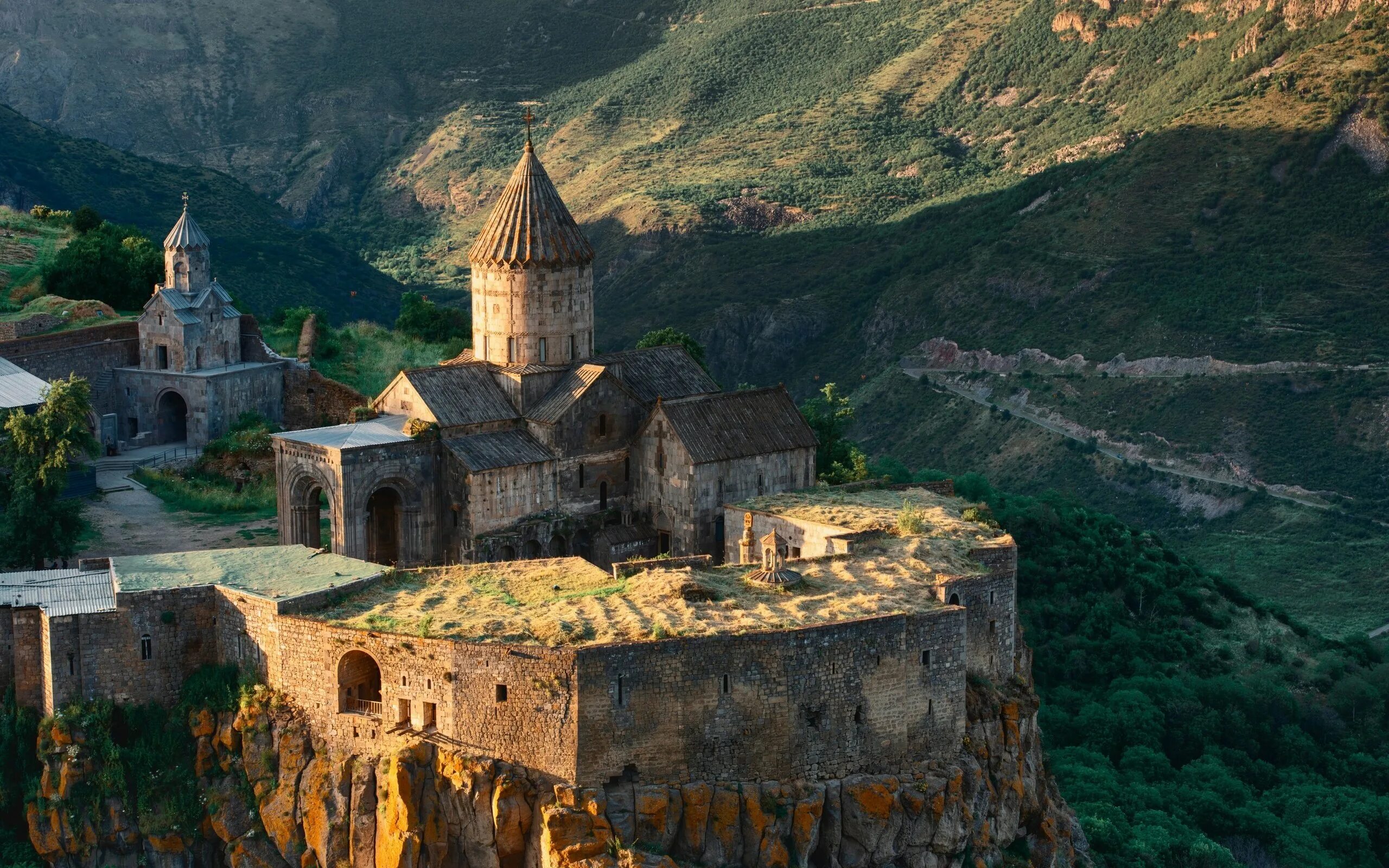 S armenia. Монастырь Татев. Татевский монастырь в Армении. Монастырский комплекс "Татев". Горы Армения Татев.