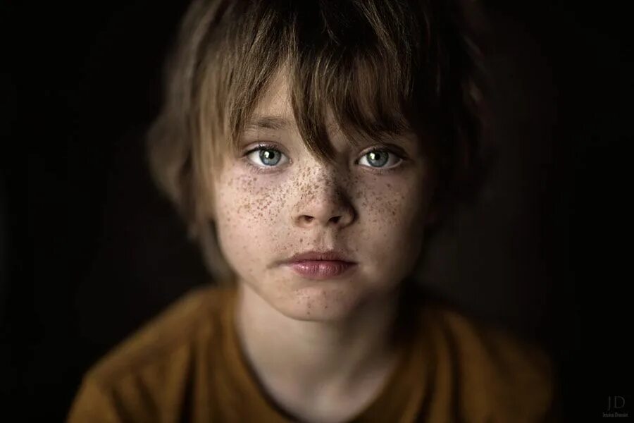 Middle childhood. Счастливый ребенок. Старший младший средний ребенок. Старшие братья. Мати і троє дітей.