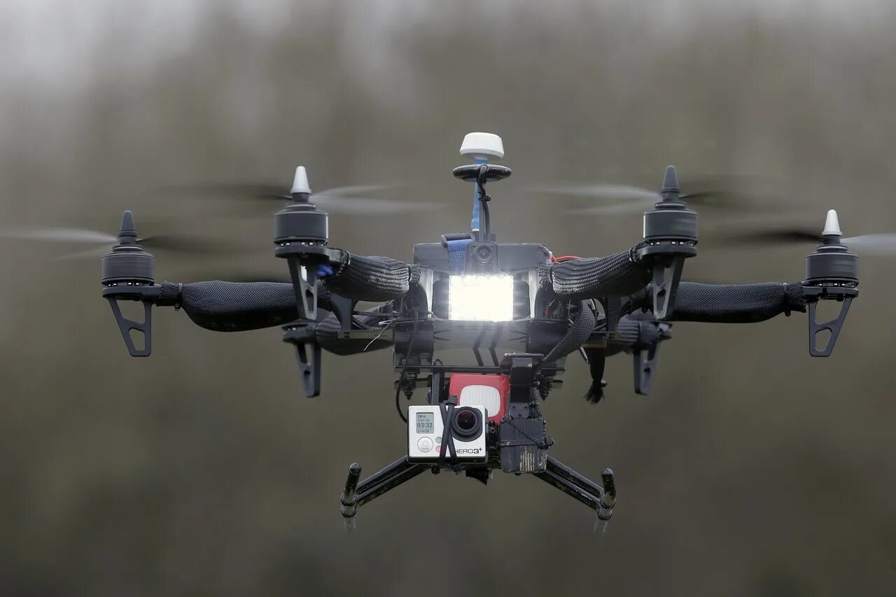 Insansiz dron. 4drc квадрокоптер. Летающие дроны. Dji phantom 4 gps. Болховский дроны.