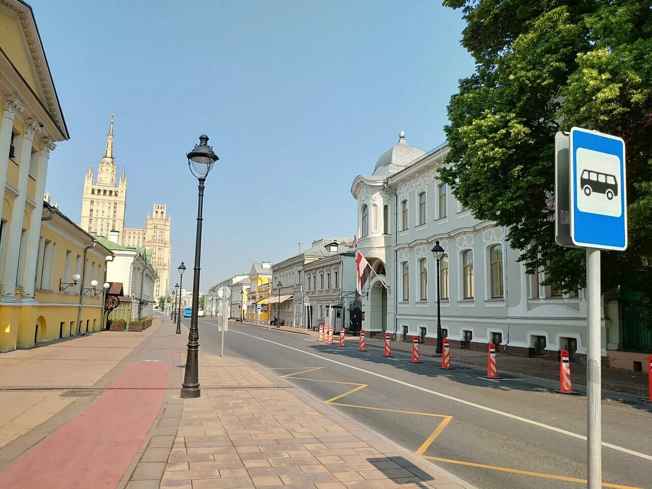 Ул б никитская. Большая Никитская улица. Большая Никитинская улица. Никитская улица Москва. Большая Никитинская улица Москва.