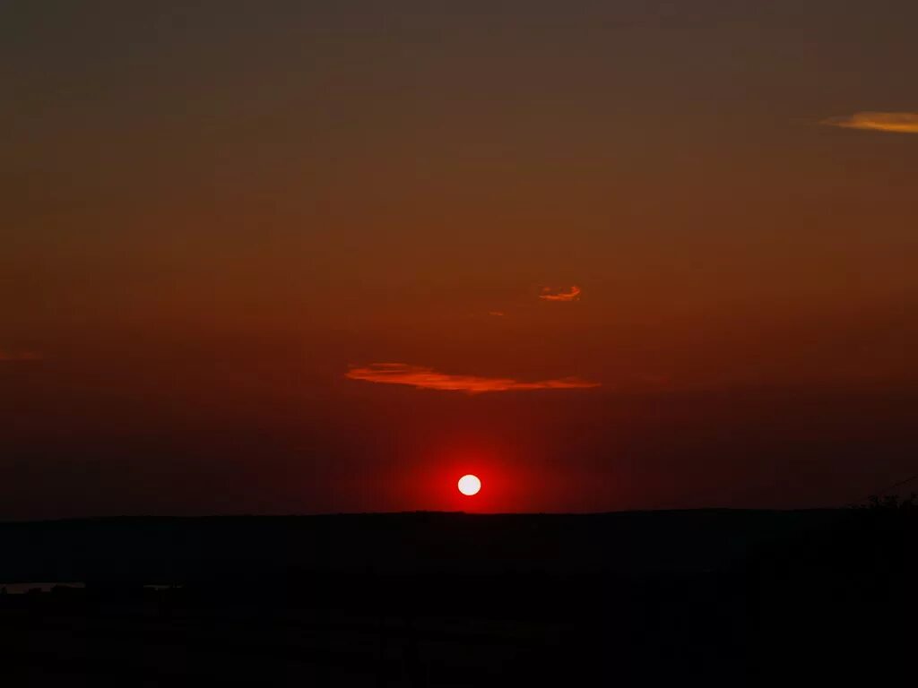 Солнце заходило красно. Солнце садится. Солнце село. Красный диск солнца. Солнце садится за Горизонт.