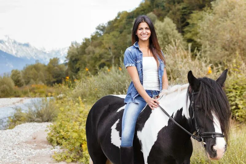 Брюнетка верховая езда. Cavallo девушка. Женщина в коляске и лошадь.