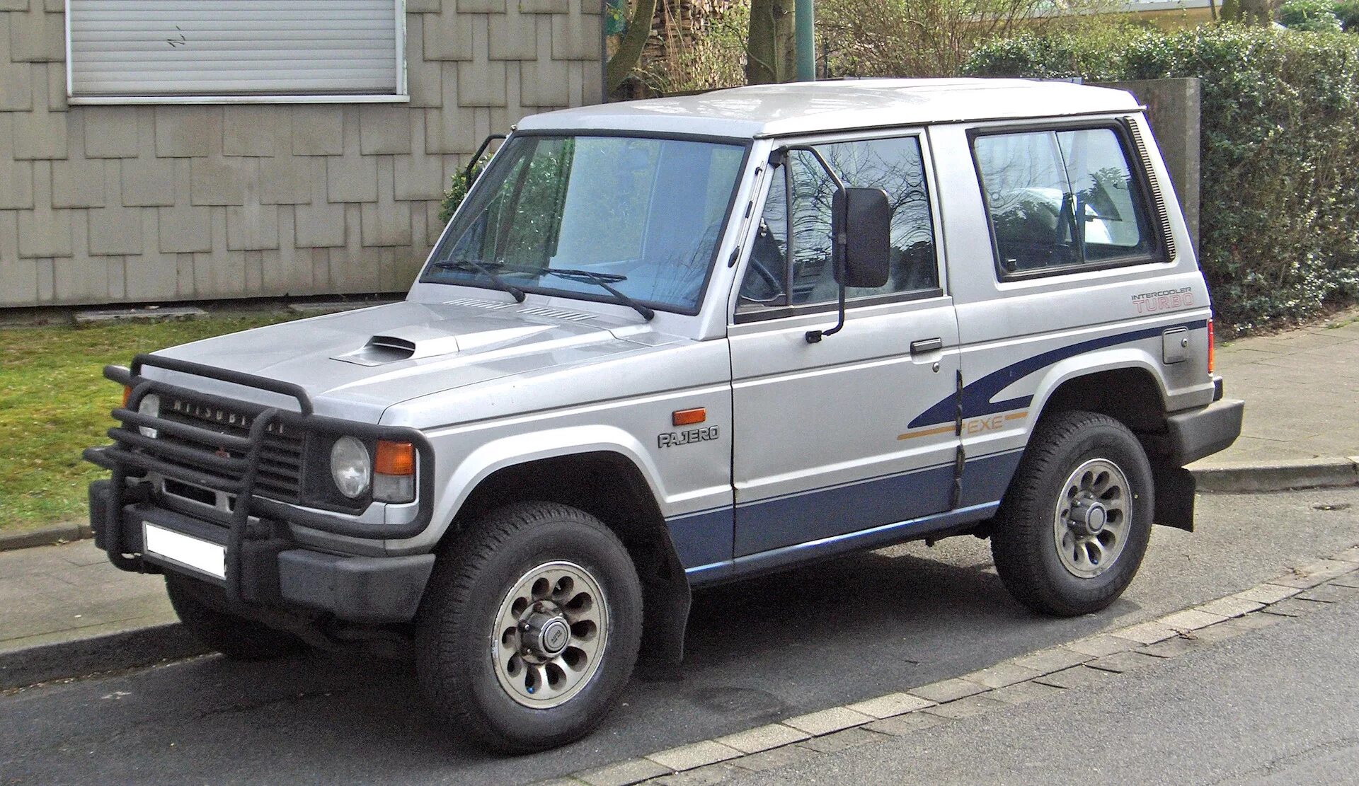 Mitsubishi pajero 1 поколение. Мицубиси Паджеро 1. Митсубиси Паджеро 1990. Mitsubishi Pajero 1983.