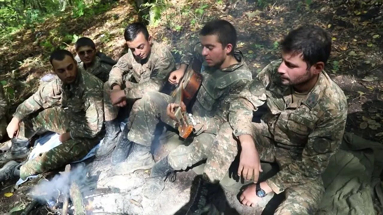 Пою с армянами. Армянский солдат Арцах. Армянские солдаты на передовой. Армянские военнослужащие на передовой. Герои Арцаха.