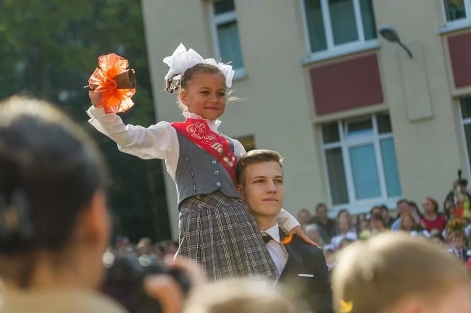 Если 1 сентября выпадает на воскресенье. Линейка в школе. Королева знаний на линейке 1 сентября. Если 1 сентября выпадает на воскресенье. Если 1 сентября выпадает на воскресенье.