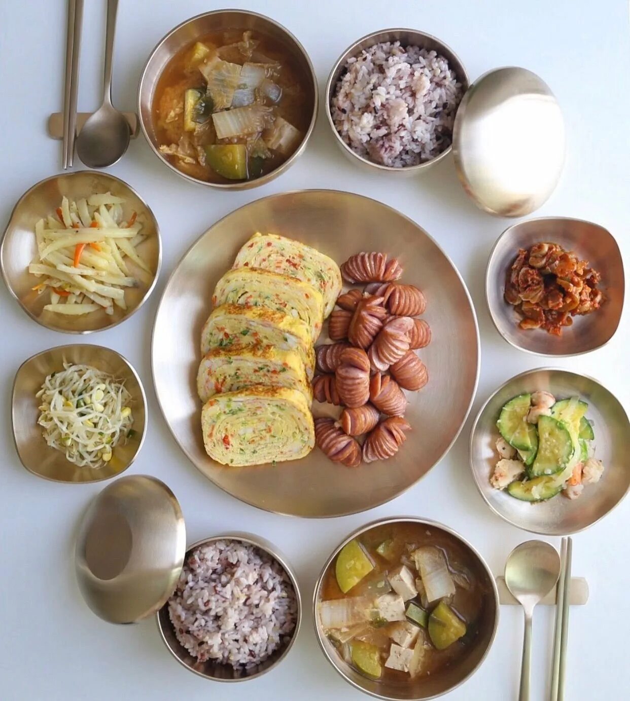 Много маленькой еды. Корейский завтрак. Корейский завтрак Эстетика. Азиатский завтрак. Завтрак в азиатском стиле.