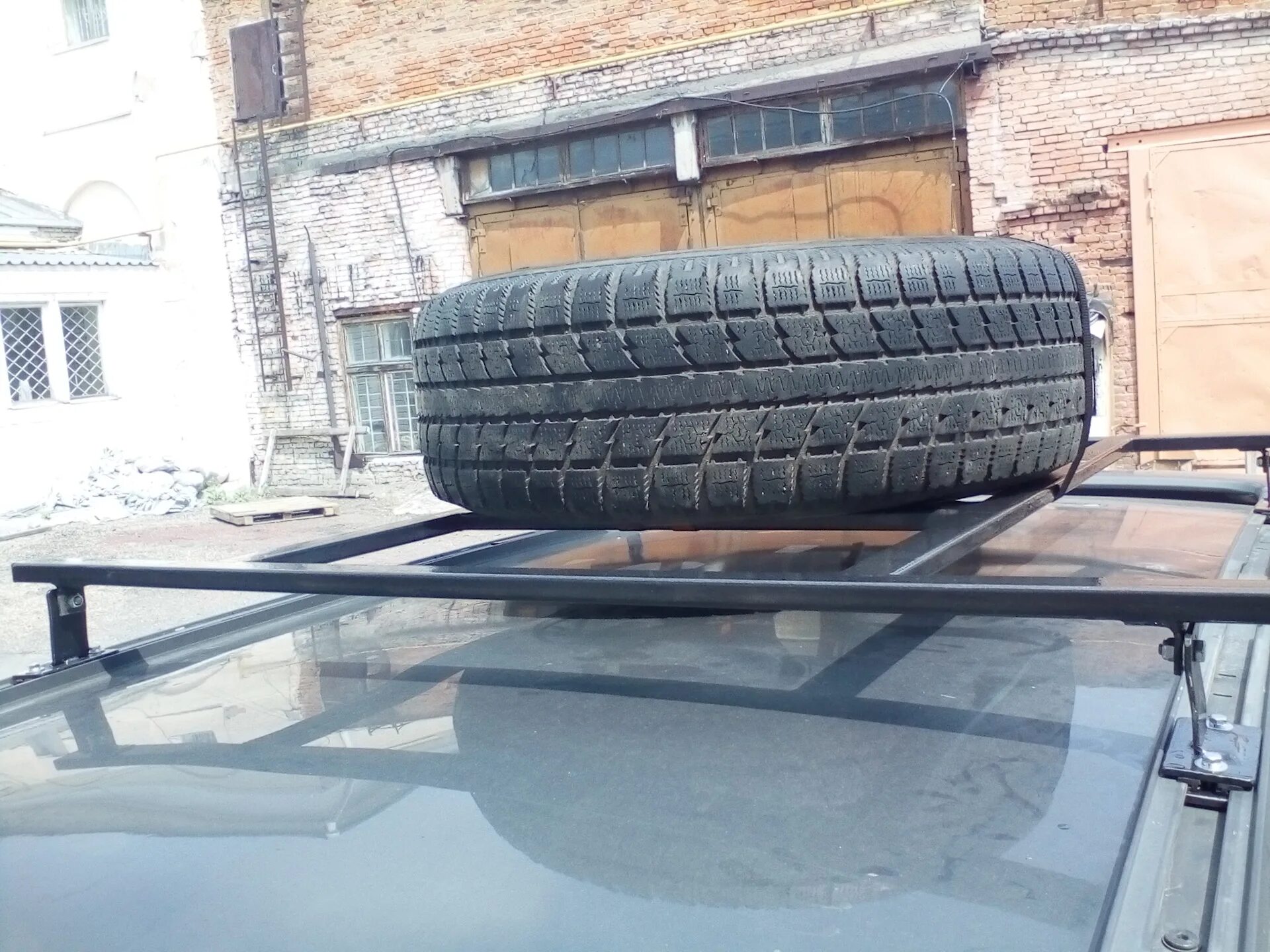 Запасное колесо на крышу. Запасное колесо на крышу автомобиля. Запасное колесо трекер 325t. Запаска на крышу автомобиля. Запасное колесо на крышу.
