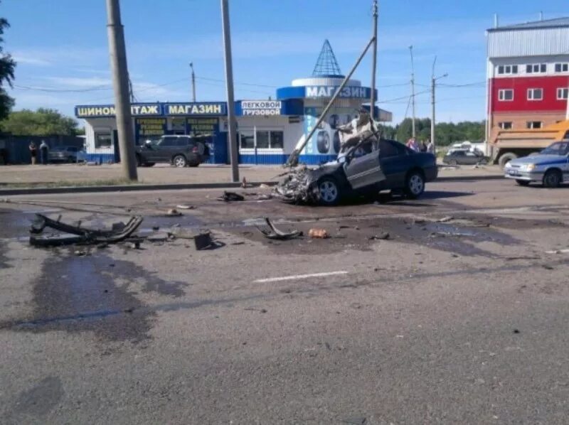 дтп на чернышевского вологда. машина на улице. дтп на чернышевского вологда. машина опрокинулась на крышу. дтп чернышевского вологда.