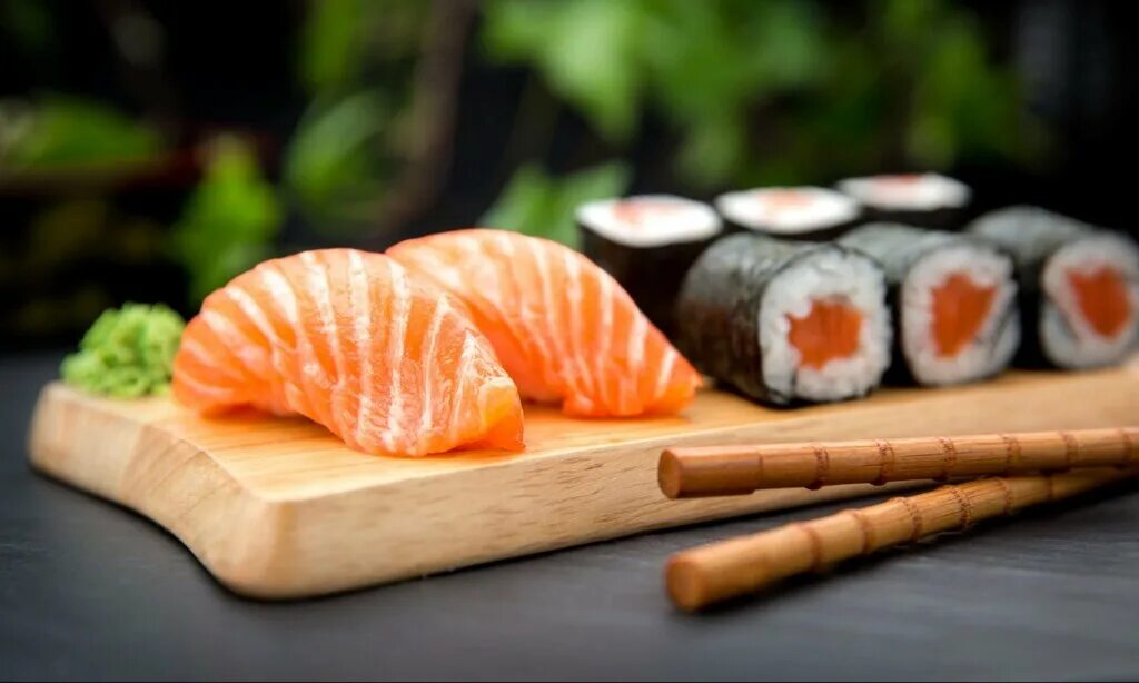 черные роллы. сладкие роллы. суши и роллы. суши суси сашими. суши с хлебом читать.