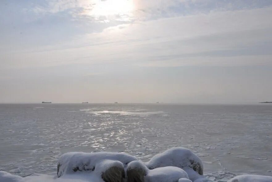 Какое море замерзает полностью. Замерзшее черное море 2012. замерзшее черное море в крыму. замерзшее море в одессе. лед на черном море.