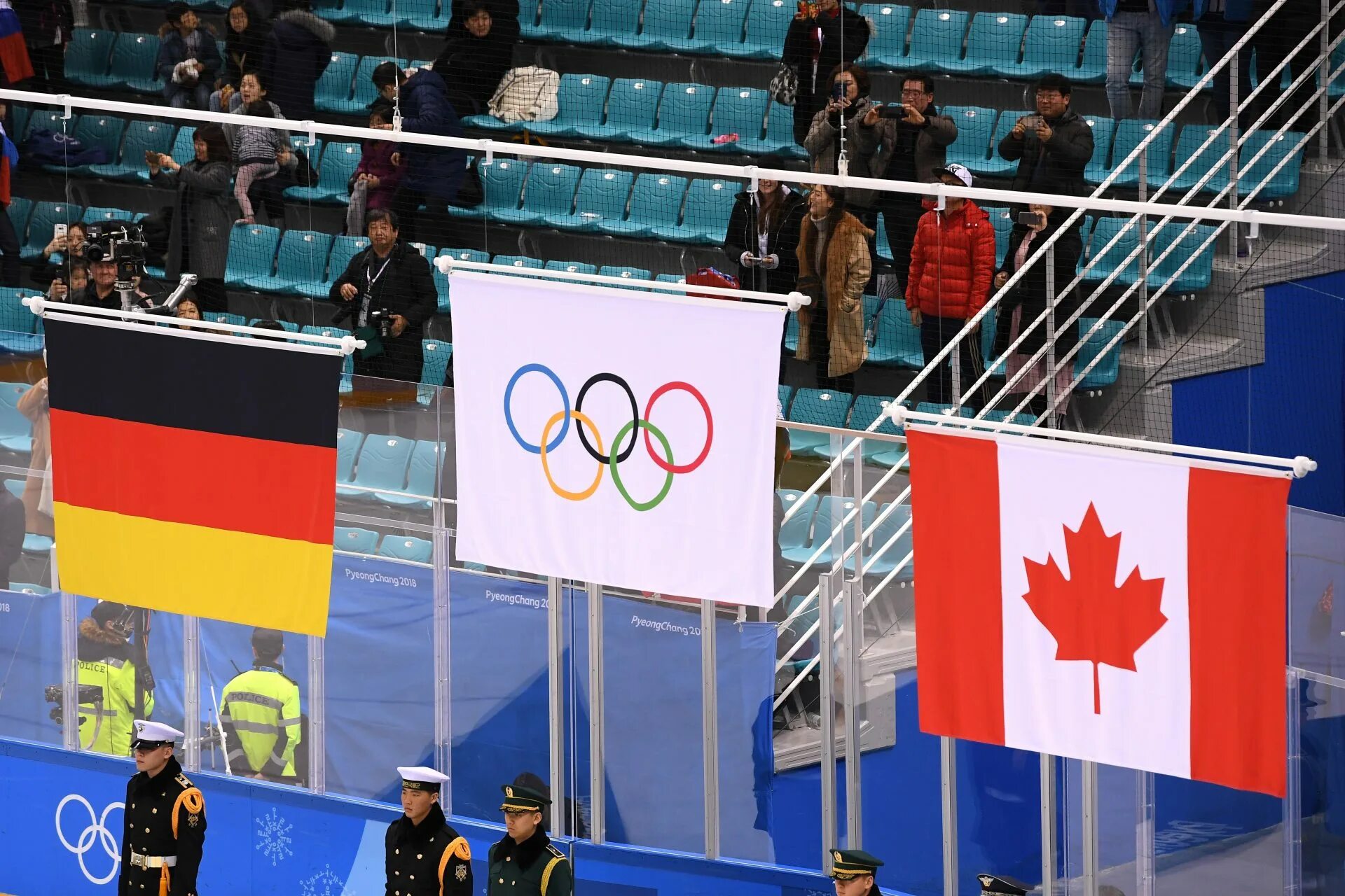 Флаг на церемонии. Флаг Олимпийских игр. Флаг олимпиады. Российская сборная на Олимпиаде в Сочи флаги. Церемония награждения флаг на Олимпиаде.