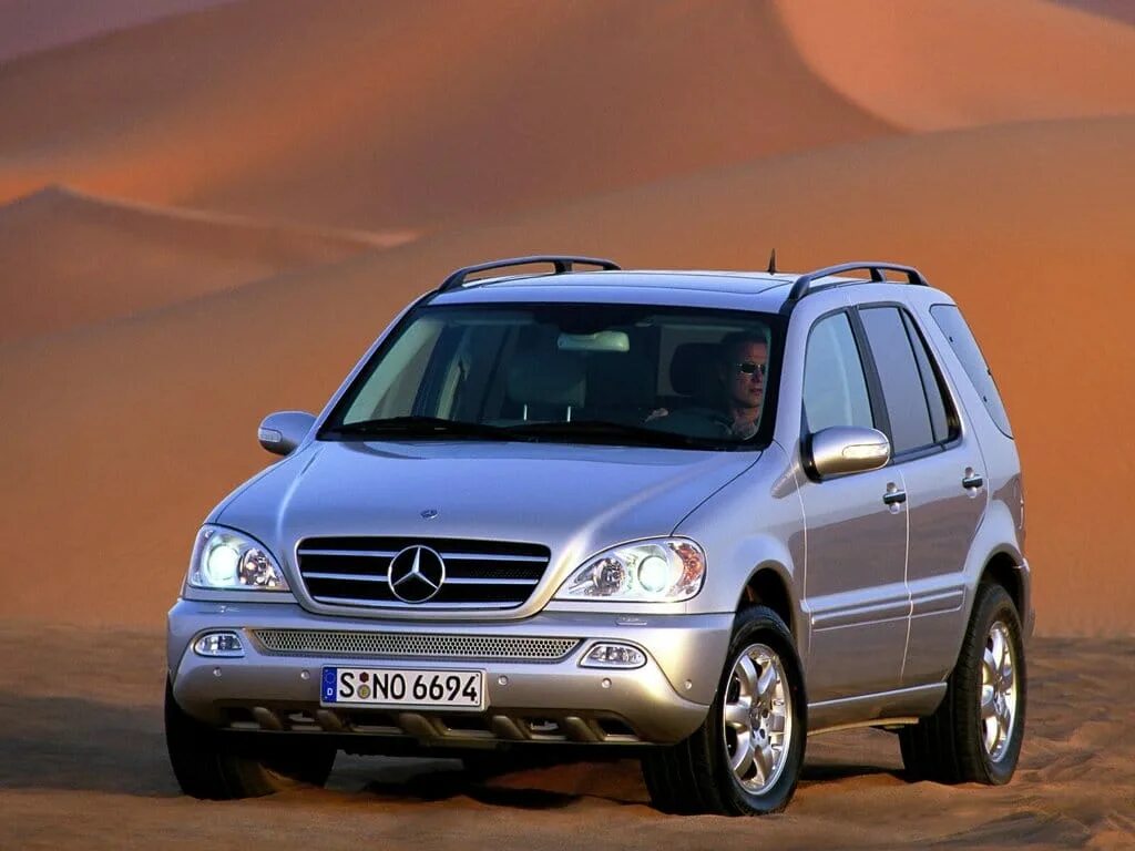 Мерседес 1 поколение. Mercedes Benz ml w163. Mercedes-Benz m-class w163. Mercedes ml 163. Мерседес Бенц ml 320.