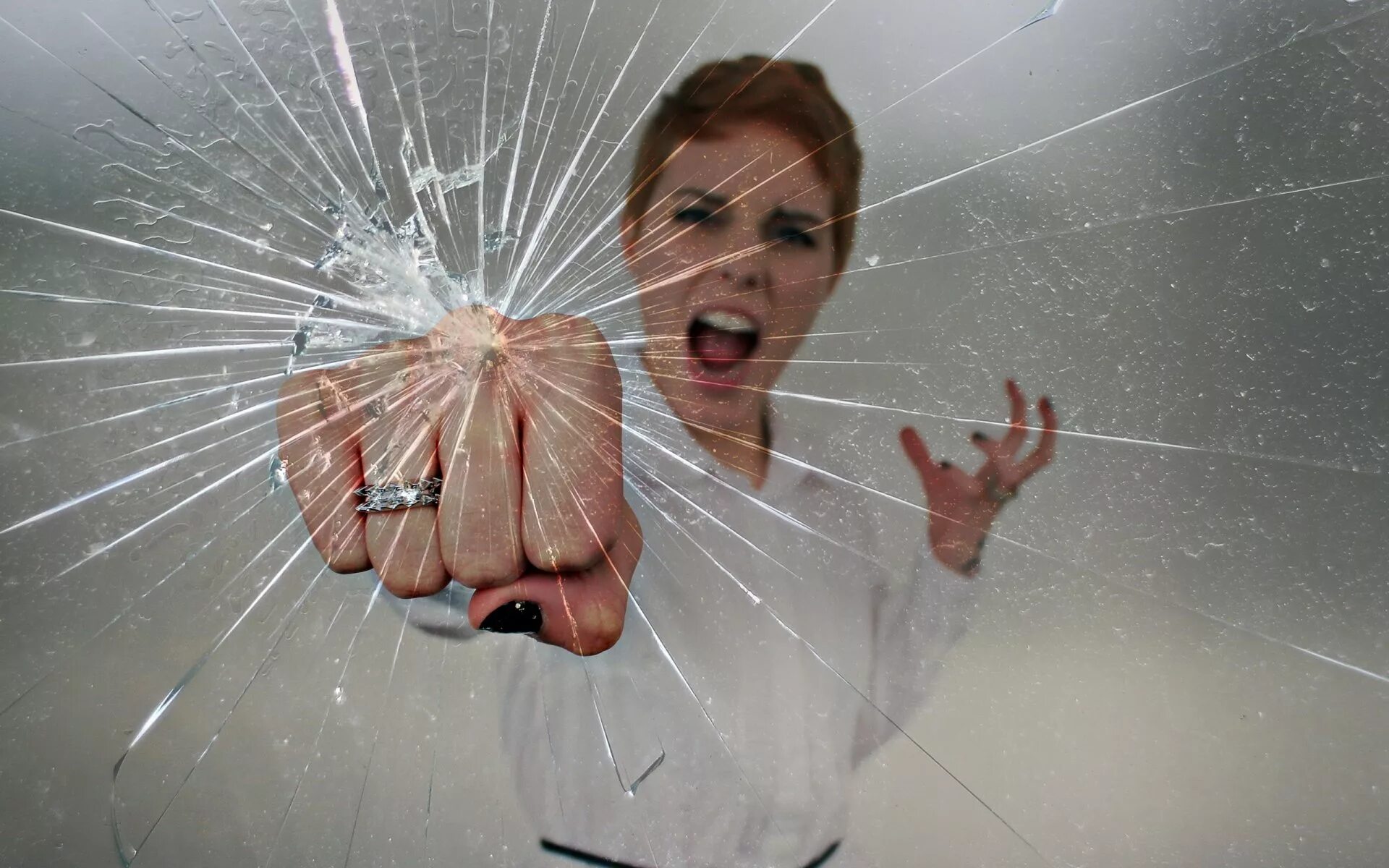Разбитое стекло. Человек разбивает стекло. Разбить стекло. Фотосессия с разбитым стеклом.