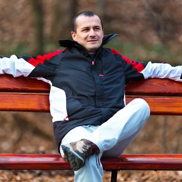 фото парня в парке. фото парня в парке. мужская фотосессия на улице летом. человек сидит на скамейке. мужчина осень.