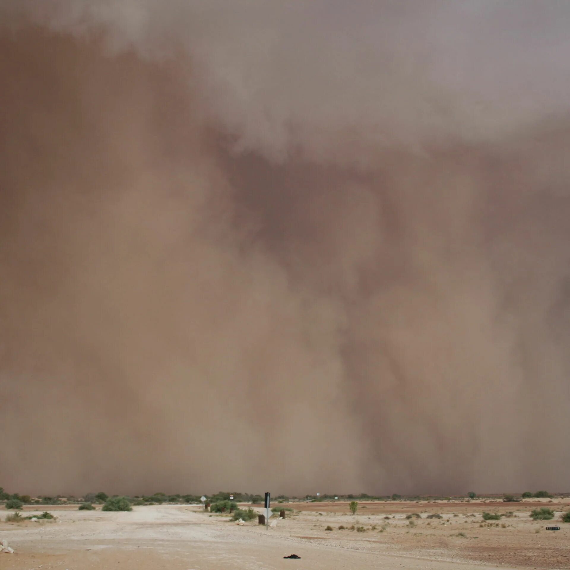 Пыльный город где то. В Таджикистане пыльная буря и мгла. Самум Песчаная буря. Пыльные бури в Таджикистане. Афганец пыльная буря.