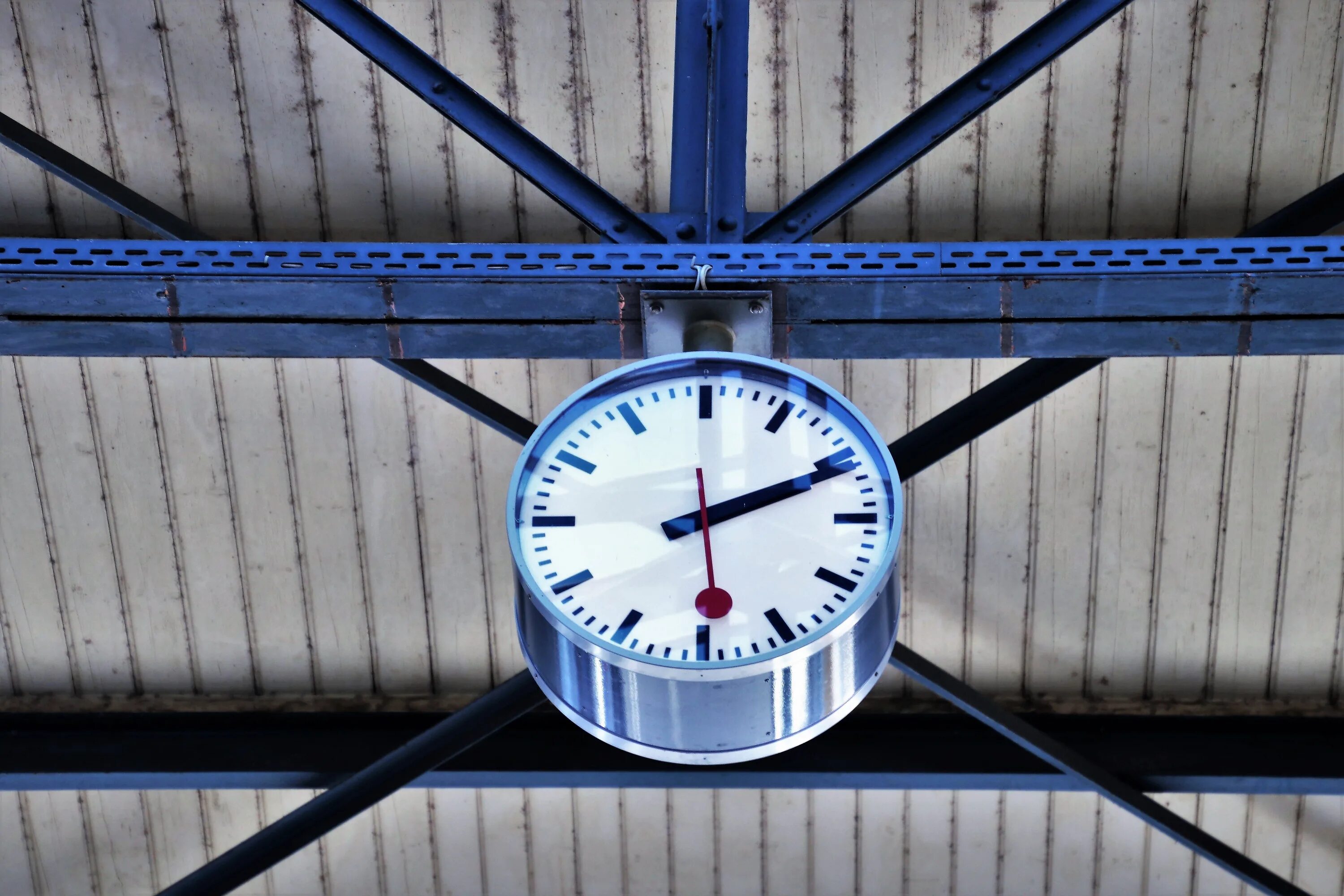 Сделай часы на станции ярче. Швейцарские железнодорожные часы. Станция с часами. ЖД Вокзальные часы. Часы на потолке.