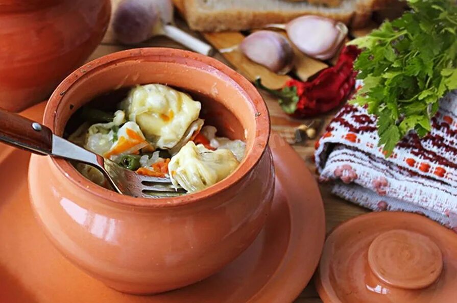 Пельмени в горшочках пошаговый рецепт. Пельмени в горшочке. пельмени в горшочках в духовке. пельмени в глиняном горшочке. пельмени в горшочке с сыром.