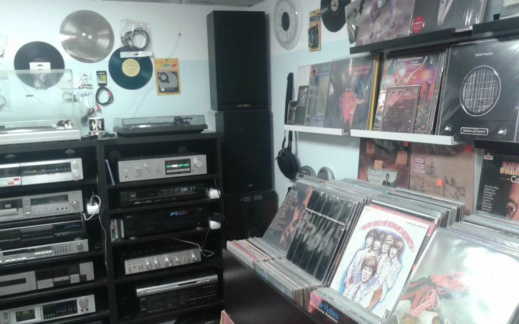 Магазин виниловых пластинок в спб. Магазин пластинок в петербурге. Пластинки на удельной. Интерьер магазина виниловых пластинок. Магазины виниловых пластинок в санкт-петербурге.