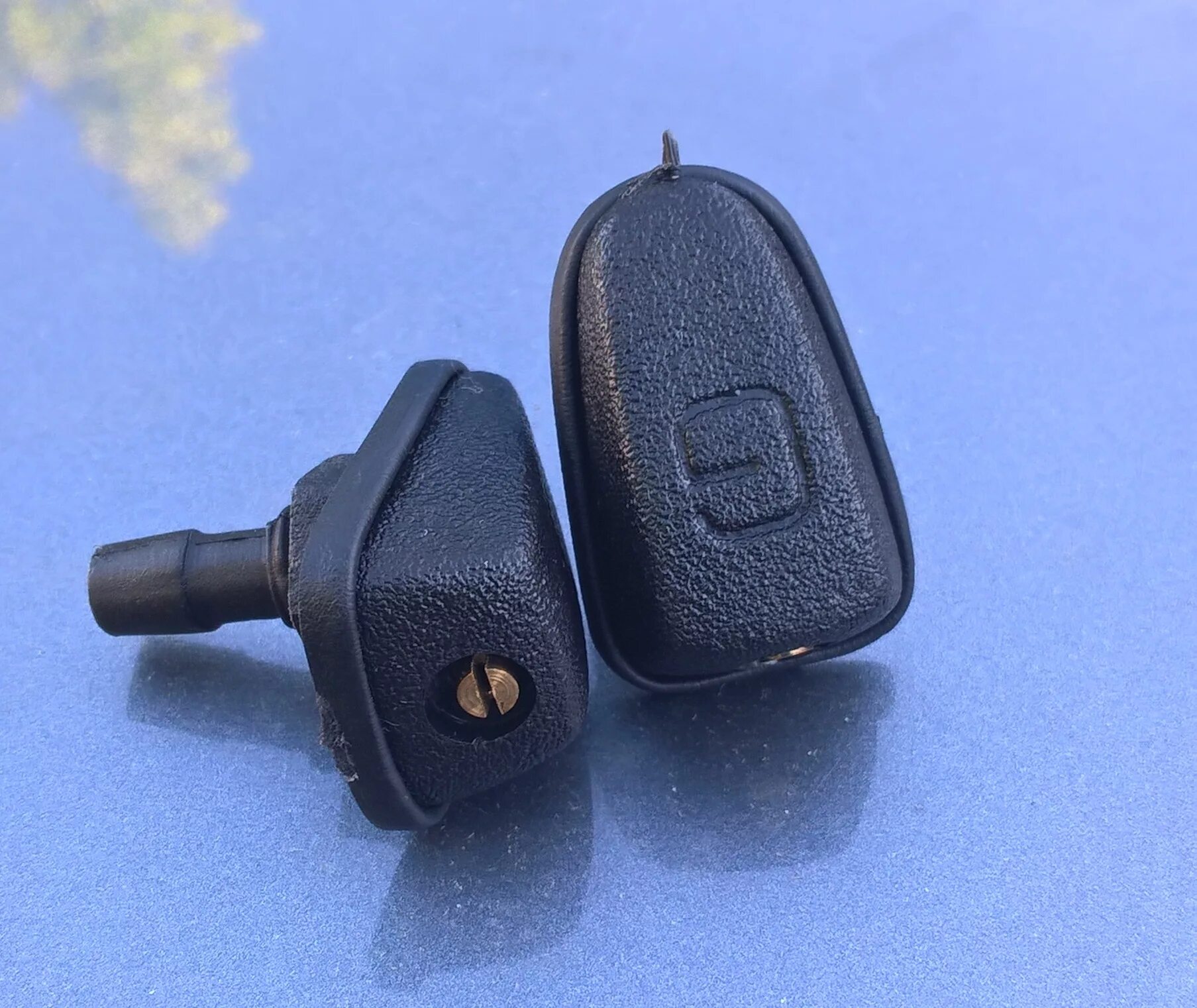 Форсунки универсальные. Форсунки омывателя лобового стекла веерные универсальные. Веерные форсунки омывателя ветрового стекла уаз 469. Форсунка омывателя малибу 2. Форсунки омывателя шеви нива.