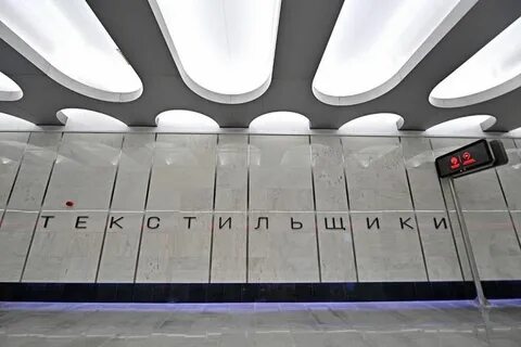 Двери станции метро